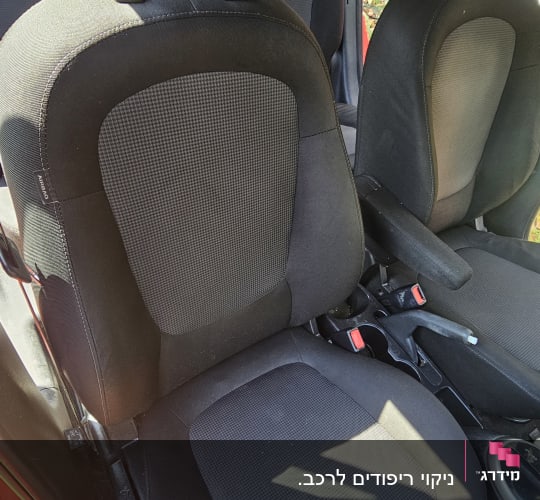 מושב רכב נקי בתוך מכונית אדומה